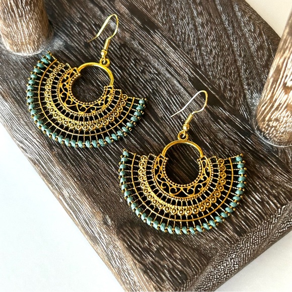 🏖️Beachy Bohemian Dangling Fan-Shaped Earrings. White, Turquoise or Black. - Picture 3 of 11